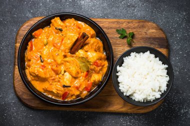 Tavuk tikka masala pirinç üzerinde siyah Üstten Görünüm.
