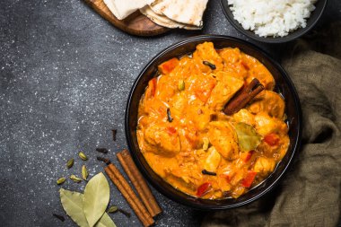 Tavuk tikka masala pirinç üzerinde siyah Üstten Görünüm.
