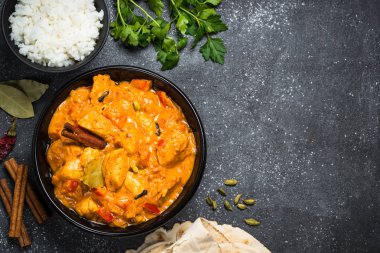 Tavuk tikka masala pirinç üzerinde siyah Üstten Görünüm.