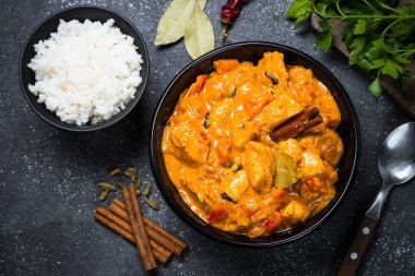 Tavuk tikka masala pirinç üzerinde siyah Üstten Görünüm.