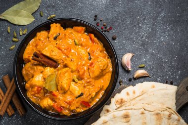Tavuk tikka masala üzerinde siyah Üstten Görünüm.