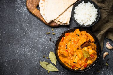 Tavuk tikka masala pirinç üzerinde siyah Üstten Görünüm.