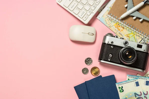 Sommerreisekonzept auf rosa Hintergrund von oben. — Stockfoto