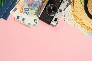 Pembe arka plan üst görünümünde yaz seyahat konsepti.