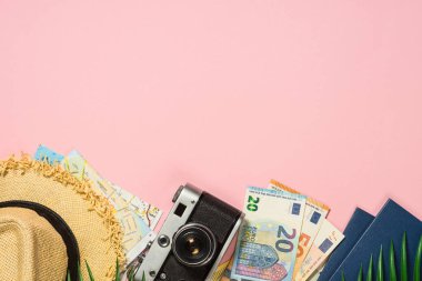 Pembe arka plan üst görünümünde yaz seyahat konsepti.
