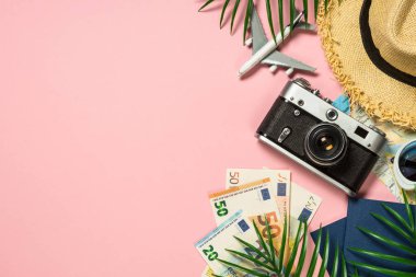 Pembe arka plan üst görünümünde yaz seyahat konsepti.