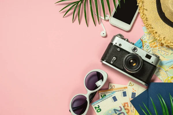 Pembe arka plan üst görünümünde yaz seyahat konsepti.