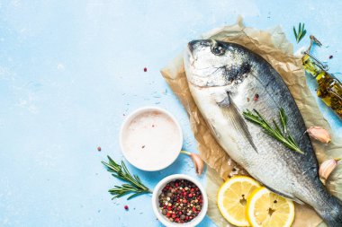 Mavi arka planda taze balık Dorado.