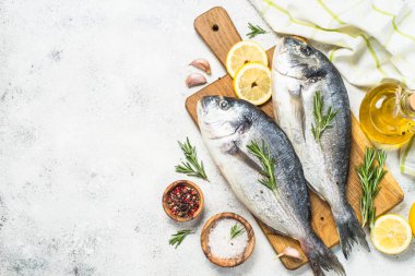 Masada kesme tahta üzerinde ham Dorado balık.