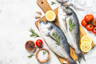 Masada kesme tahta üzerinde ham Dorado balık.