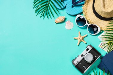 Pembe arka plan üst görünümünde yaz seyahat konsepti.