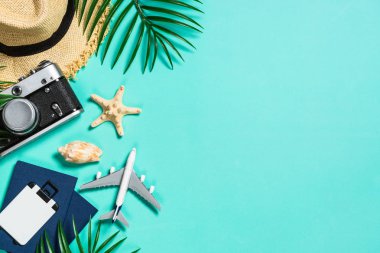 Pembe arka plan üst görünümünde yaz seyahat konsepti.