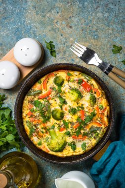 Tavada taze sebze ile Frittata.