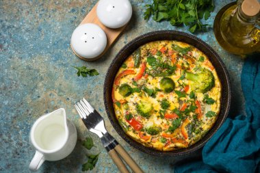 Tavada taze sebze ile Frittata.