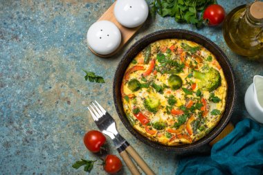 Tavada taze sebze ile Frittata.