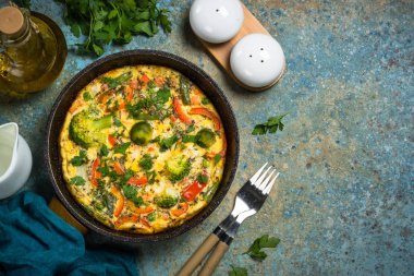 Tavada taze sebze ile Frittata.