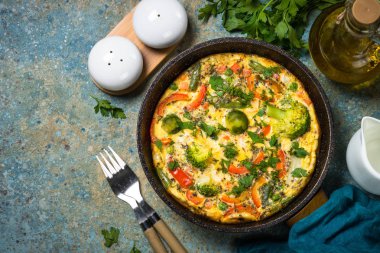 Tavada taze sebze ile Frittata.
