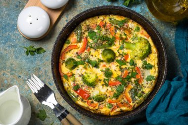 Tavada taze sebze ile Frittata.