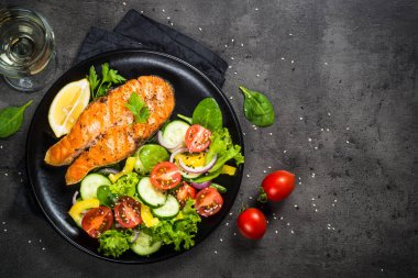 Siyah sebze ile ızgara somon balık biftek.