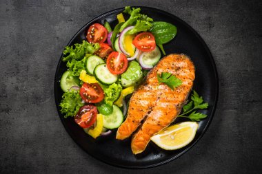 Siyah sebze ile ızgara somon balık biftek.