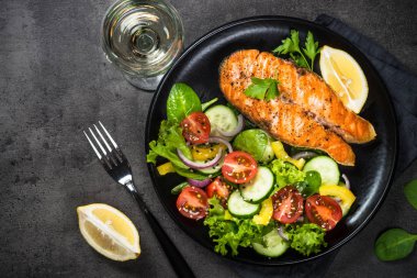 Siyah sebze ile ızgara somon balık biftek.