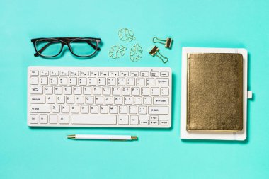 Klavye, not defteri, gözlük ve kalemiçeren ofis işyeri