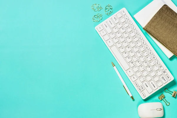 Oficina de trabajo con teclado, bloc de notas, gafas y bolígrafo — Foto de Stock