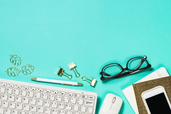 Bureau avec clavier, bloc-notes, lunettes et stylo — Photo