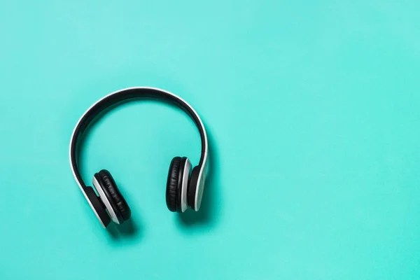 Wireless Headphones on blue background. — Stock Photo, Image