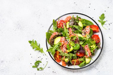 Beyaz üst görünümünde somon salatası.