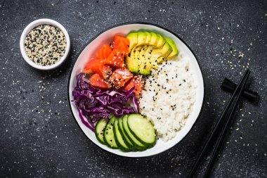 Siyah üst görünümünde poke kase.