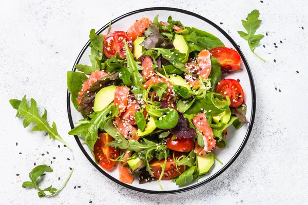 Ensalada de salmón en vista superior blanca . —  Fotos de Stock