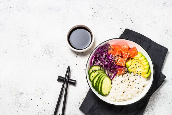 Poke bowl en vista superior blanca . — Foto de Stock