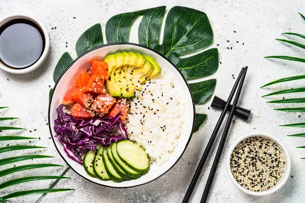 Poke Bowl på vit uppifrån Visa. — Stockfoto