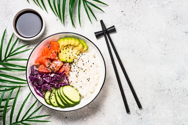 Poke bowl en vista superior blanca . — Foto de Stock