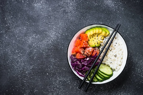 Poke Bowl auf schwarzer Draufsicht. — Stockfoto