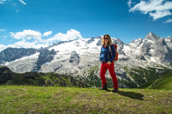 アルプスのハイキング女性、ドロミテ、イタリア. — ストック写真