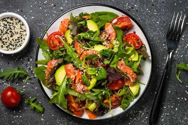 Ensalada de salmón con verduras frescas en vista superior negra . —  Fotos de Stock