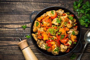 Ahşap masada sebze ile tavuk karıştırın Fry.