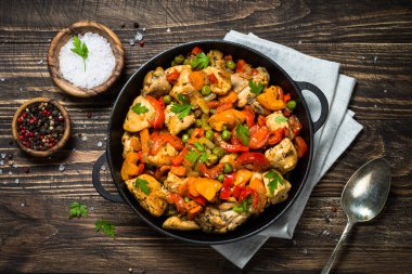 Ahşap masada sebze ile tavuk karıştırın Fry.