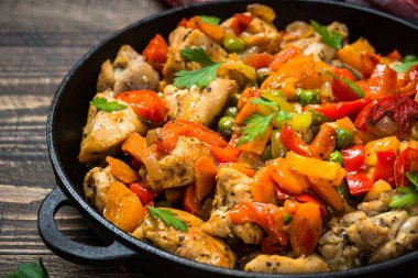 Ahşap masada sebze ile tavuk karıştırın Fry.