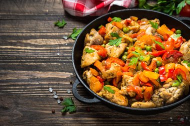 Ahşap masada sebze ile tavuk karıştırın Fry.