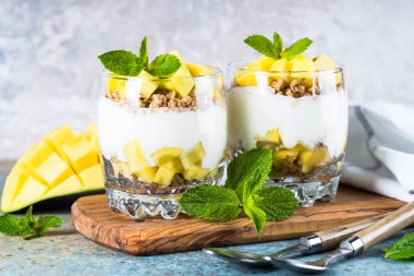 Yoğurtlu parfe, mango ve granola..