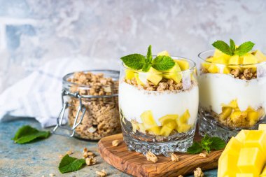 Yoğurtlu parfe, mango ve granola..