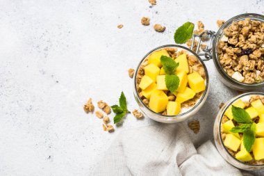 Yoğurtlu parfe, mango ve tahıl gevreği..