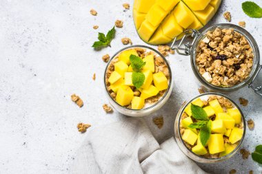 Yoğurtlu parfe, mango ve tahıl gevreği..