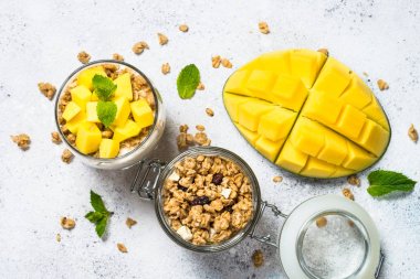 Yoğurtlu parfe, mango ve tahıl gevreği..