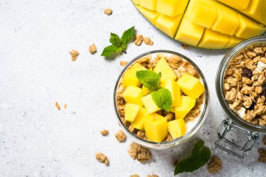 Yoğurtlu parfe, mango ve tahıl gevreği..