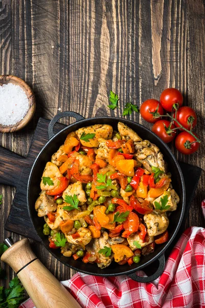 Chicken Stir fry with vegetables on wooden table. — Stock Photo, Image