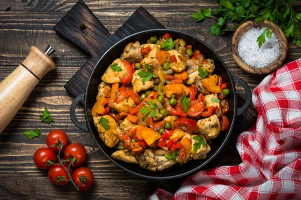 Chicken Stir fry with vegetables on wooden table. — Stock Photo, Image